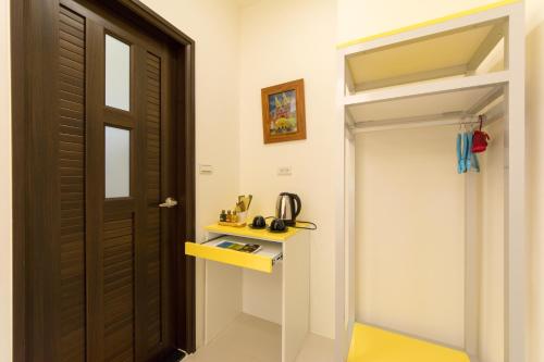 a room with a door and a yellow shelf next to a door at 醇境民宿市區車庫停車場 in Hualien City
