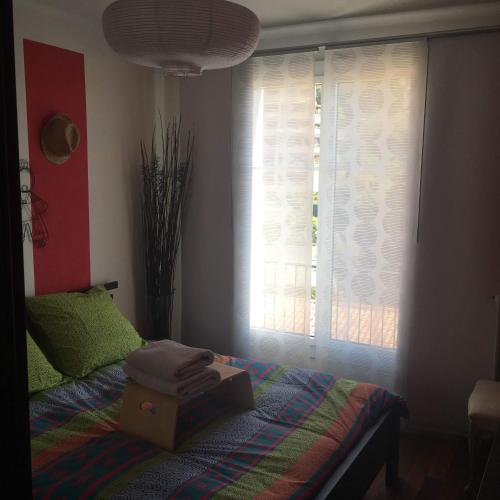 - une chambre avec un lit et un livre dans l'établissement Appart - vue mer Menton Cap Martin, à Roquebrune-Cap-Martin