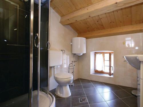 een badkamer met toilet en wastafel bij Karmen 3 in Poreč