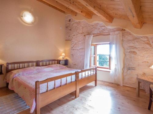 een slaapkamer met een bed en een groot raam bij Karmen 3 in Poreč