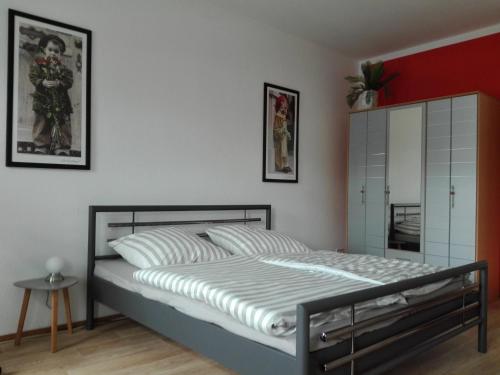 RadeburgにあるFerienwohnung-Radeburgのベッドルーム1室(白いシーツと赤い壁のベッド1台付)