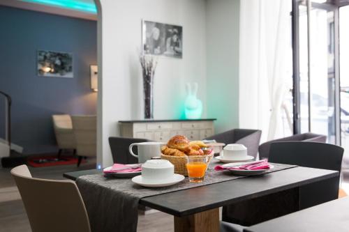 - une table à manger avec un panier de nourriture dans l'établissement Hotel Cannes Croisette, à Cannes