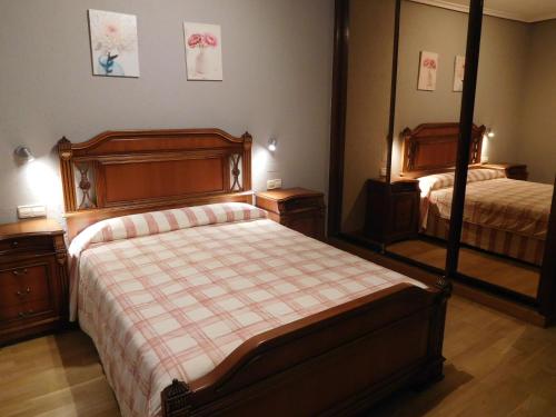 ログローニョにあるMoLARIOJAのベッドルーム1室(ベッド2台、鏡付)
