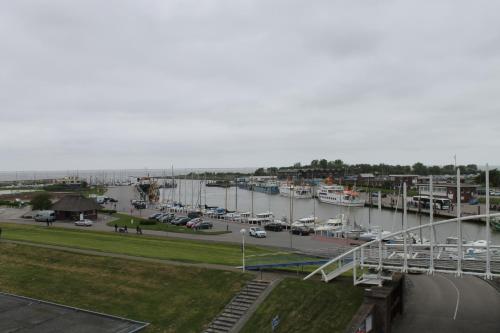 a view of a marina with boats in the water at Vier Jahreszeiten Bensersiel in Bensersiel