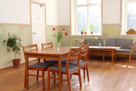 Lindsbergs Kursgard and hostel في فالون: غرفة طعام مع طاولة وكراسي خشبية
