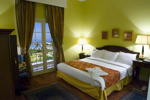 Postel nebo postele na pokoji v ubytování Helnan Auberge Fayoum
