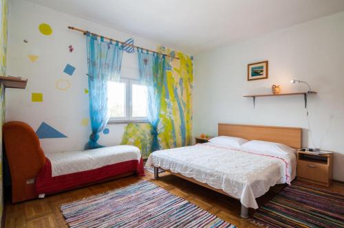 Un pat sau paturi într-o cameră la Apartments Cvita Ugljan