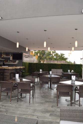 a restaurant with tables and chairs and a bar at Hotel Sofia in Puebla