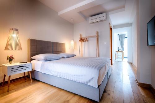 Кровать или кровати в номере Bella Vista Suites
