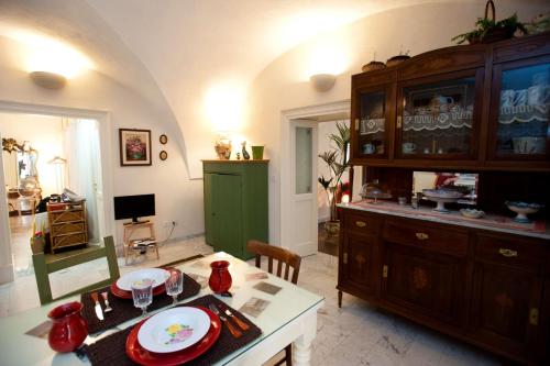 カターニアにあるIl Cortilettoのキッチン(テーブル付)、緑のキャビネット