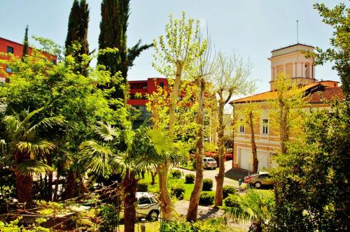 vistas a una calle con árboles y edificios en Apartment Colors of Life, en Rijeka