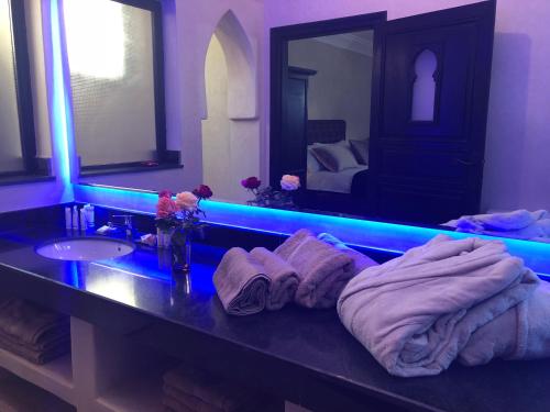 a bathroom with a sink and a mirror at Riad le Jasmin in Taroudant