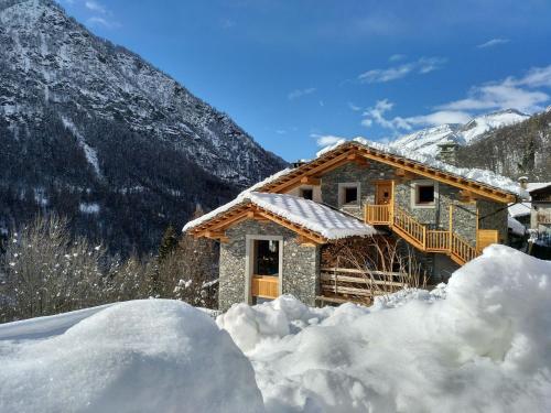 a cabin in the mountains with snow around it at Delfin Dal Pianhol in Casteldelfino
