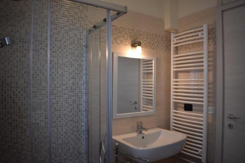 un bagno con lavandino e doccia con specchio di Lake moments a Peschiera del Garda