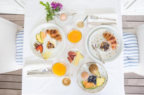 una mesa con platos de comida para el desayuno. en B&B Boutique Ca La Maria, en Barcelona