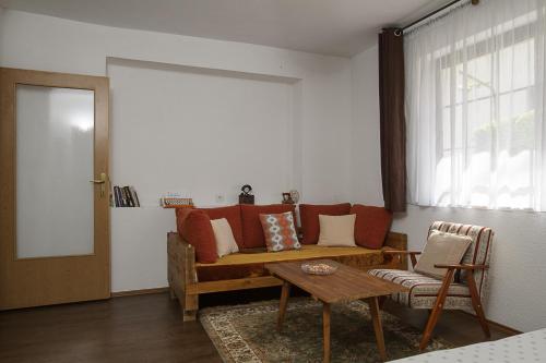 sala de estar con sofá y mesa en Apartment Raza, en Konjic