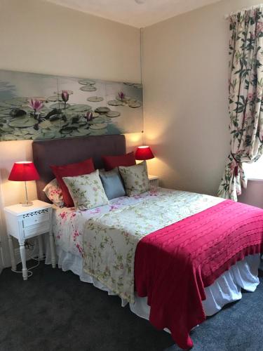 ブラックプールにあるBlackpool Holiday Lets-regent roadのベッドルーム1室(ピンクの毛布付きの大型ベッド1台付)