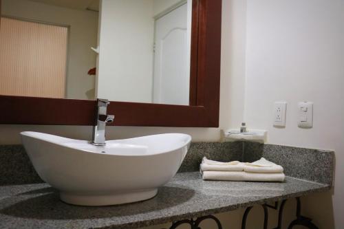 een badkamer met een wastafel en een spiegel bij Zar Los Mochis in Los Mochis