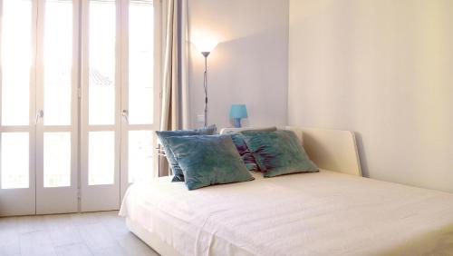 a bed with two pillows on it in a bedroom at Central with charm and sea views in Tarragona