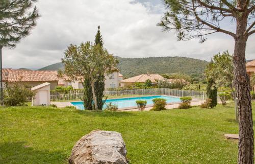une image d'une piscine dans une villa dans l'établissement Mare di Sole, St-Florent, à Oletta