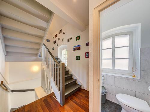 eine Treppe im Bad mit WC und Fenster in der Unterkunft Kutscherhaus Monschau in Monschau