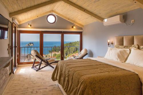 um quarto com uma cama grande e uma varanda em Medin Apartments BluVista em Petrovac na Moru