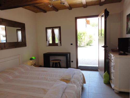 - une chambre avec un grand lit et une cheminée dans l'établissement Villa Playa del Sol -B5, à Saint-Tropez