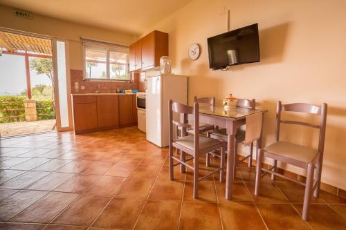 cocina y comedor con mesa y sillas en Delfinia, en Vlachata