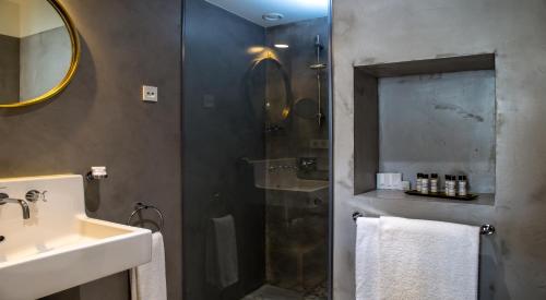 a bathroom with a sink and a bathtub at Porto A.S. 1829 Hotel in Porto