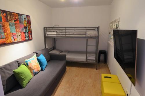 Bunk bed o mga bunk bed sa kuwarto sa Luxury City Center Apartment by NRAS