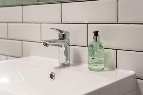 una botella de jabón en el lavabo del baño en Rose Apartment en Edimburgo