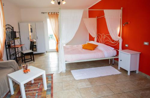 リヴォルノにあるVilla Liburniaの赤い壁のベッドルーム1室(ベッド1台付)