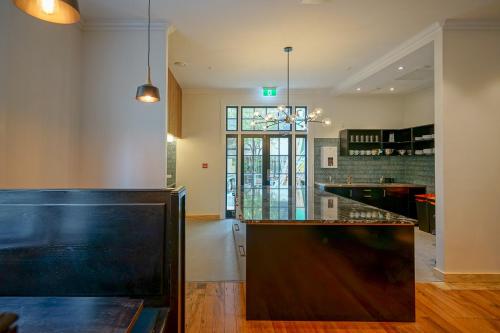 Dapur atau dapur kecil di The Marion Hostel
