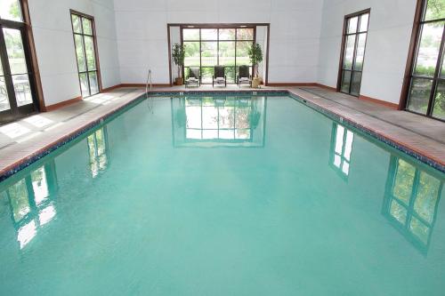 a swimming pool with blue water in a building at Rogue Regency Inn & Suites in Medford