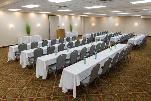 Der Geschäftsbereich oder Konferenzraum in der Unterkunft Rogue Regency Inn & Suites