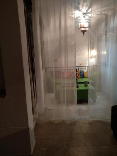 un pasillo con una puerta de cristal que da a una habitación en El Patio Andalú en Ardales