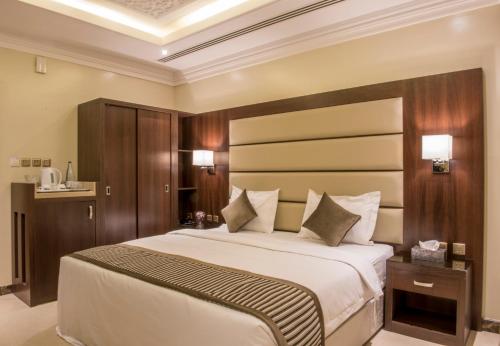 a bedroom with a large bed in a room at نورمينا الشرق للشقق المخدومة in Dammam