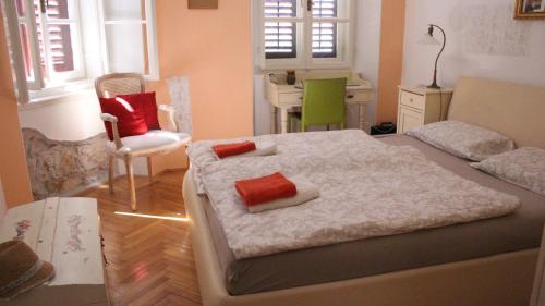 ein Schlafzimmer mit einem Bett, einem Stuhl und einem Schreibtisch in der Unterkunft In the center & nice & quiet in Pula