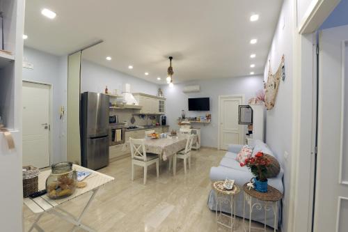 eine Küche und ein Wohnzimmer mit einem Sofa und einem Tisch in der Unterkunft B&B VelAmare in Salerno