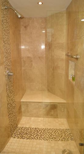 a shower with a glass door in a bathroom at Hotel San Luis Lindavista in Culiacán