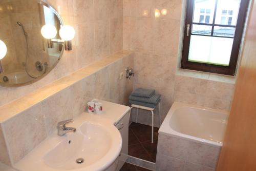 Ένα μπάνιο στο Ferienwohnung Korn mit Tiefgarage und Skiraum