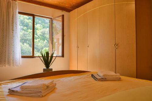 Un dormitorio con una cama con toallas. en Apartment Marina, en Senj