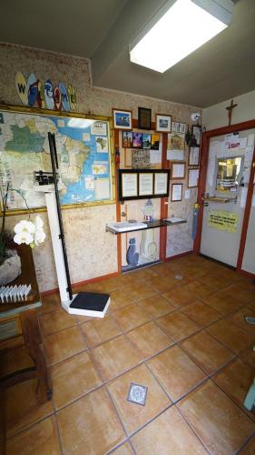 a room with a map on the wall and a floor at Villa Brasil Motel in Los Angeles