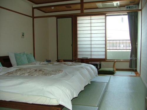 Кровать или кровати в номере Miyajima Hotel New Kotobuki