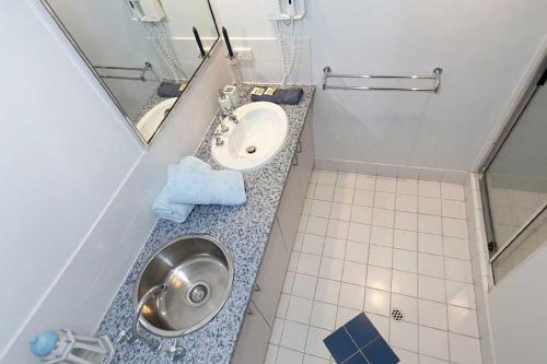 een kleine badkamer met een wastafel en een spiegel bij Beachfront @ Scarbs in Perth