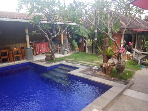 - une piscine dans la cour d'une maison dans l'établissement Kerta Family Bed and Breakfast, à Ubud