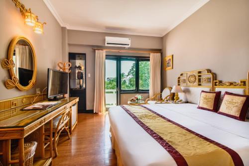 Postel nebo postele na pokoji v ubytování Huong Giang Hotel Resort & Spa