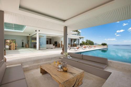 Piscina de la sau aproape de BelVillas-Award Winning SeaView Luxury Villas