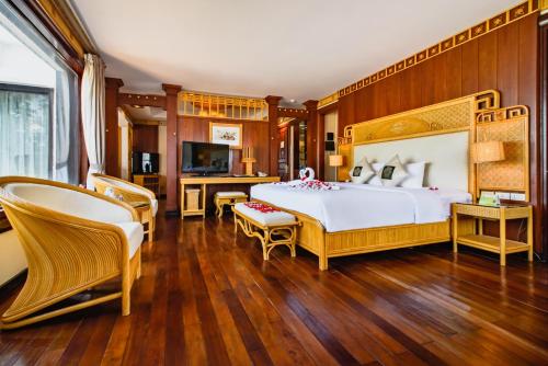 Postel nebo postele na pokoji v ubytování Huong Giang Hotel Resort & Spa