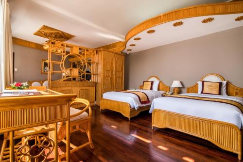 Postel nebo postele na pokoji v ubytování Huong Giang Hotel Resort & Spa